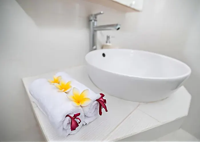 Astarta , Canggu, 5 Mins To Berawa Newly Renovated Villa *
