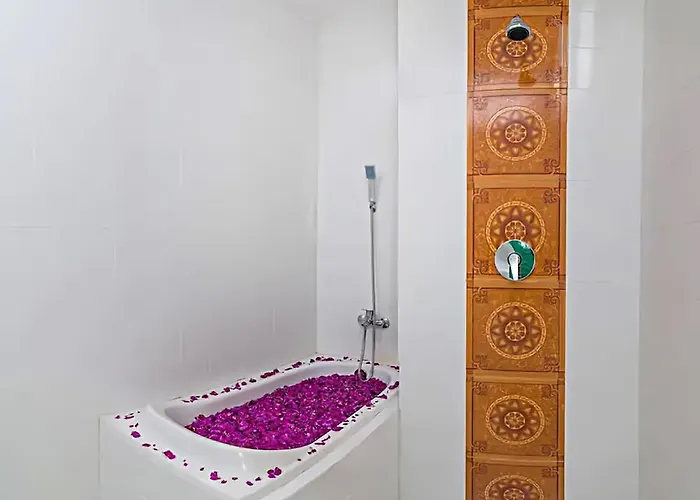 Astarta , Canggu, 5 Mins To Berawa Newly Renovated Villa *