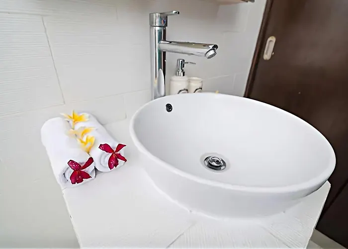 Villa Astarta , Canggu, 5 Mins To Berawa Newly Renovated *