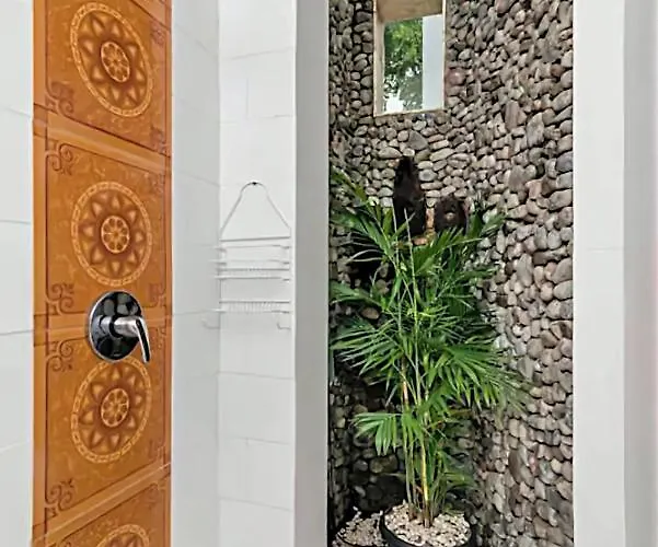 Astarta , Canggu, 5 Mins To Berawa Newly Renovated
